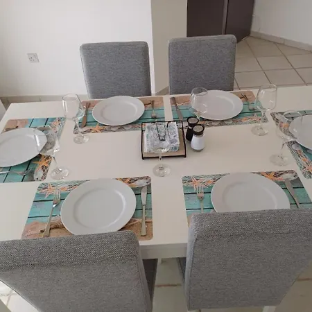 Paradise Gardens - Superb Large 3 Bed 2 Bath Apartment