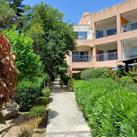 Paradise Gardens - Superb Large 3 Bed 2 Bath Apartment *